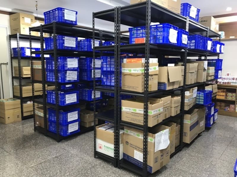 Giá mâm kệ sắt v lỗ với công cụng trong văn phòng