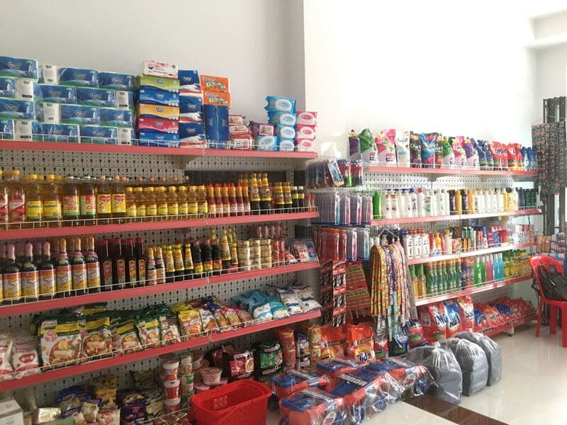 Kệ sắt v lỗ 6 tầng trong cửa hàng