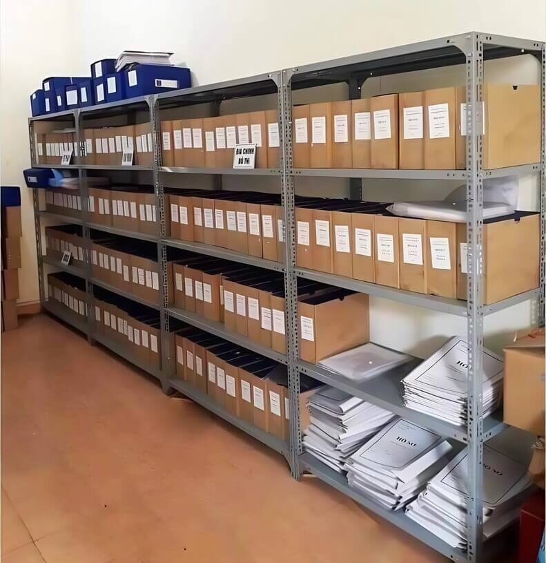 Mâm 300x800 lưu trữ hàng hóa trong văn phòng