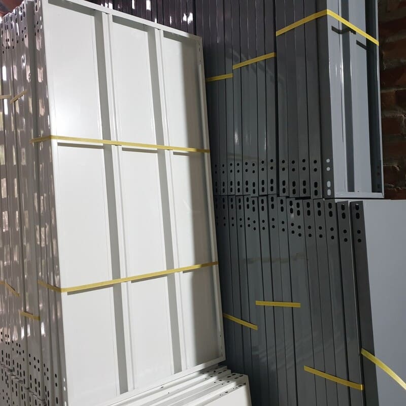 Mâm 300x1500 được làm bằng chất liệu thép không gỉ