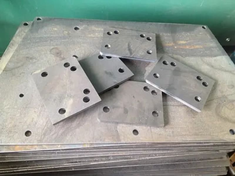 Bản mã thép được sản xuất từ thép chất lượng cao, có khả năng chịu lực tốt, không bị cong vênh hay nứt gãy trong quá trình sử dụng